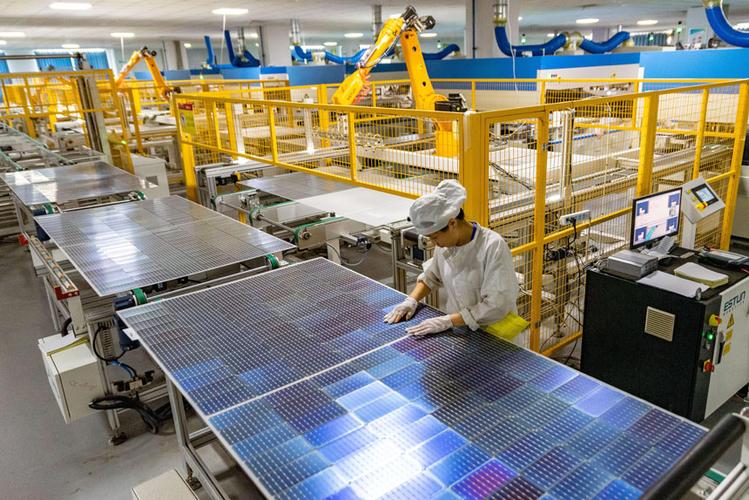 工人们忙着生产太阳能光伏板